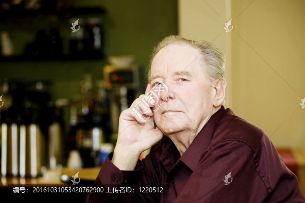 咖啡店的老人