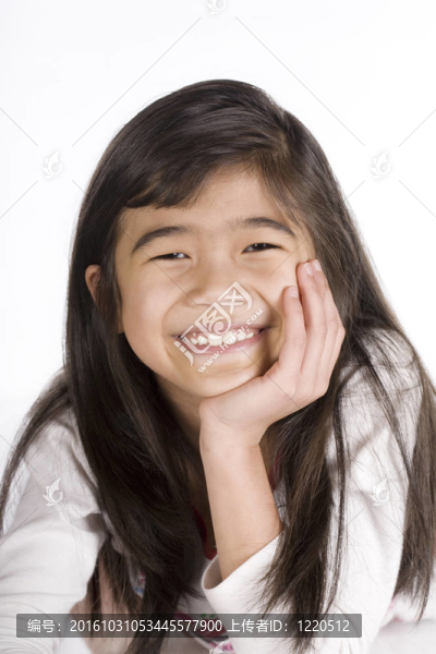女孩下巴上的微笑