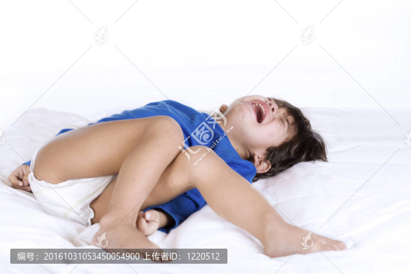 哭泣的殘疾兒童男孩