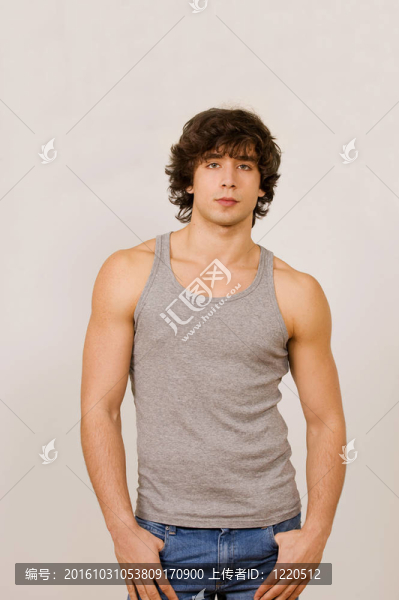 健美的肌肉男