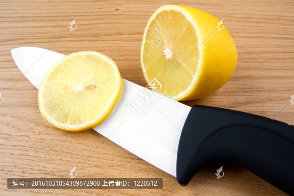 在切割板上的檸檬