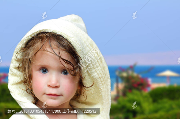 在可愛的女孩在海灘浴衣