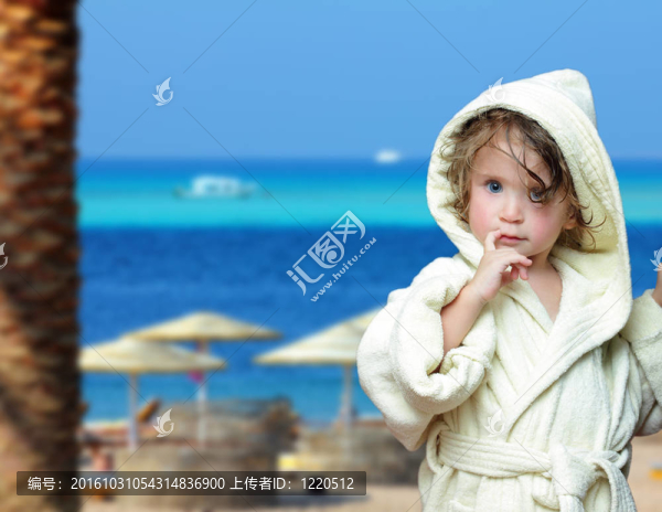 在可愛(ài)的女孩在海灘浴衣