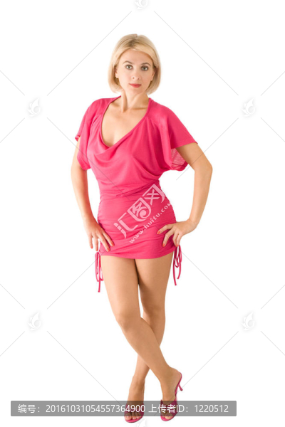 漂亮的女人穿著一件粉紅色的裙子