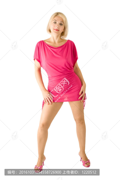漂亮的女人穿著一件粉紅色的裙子
