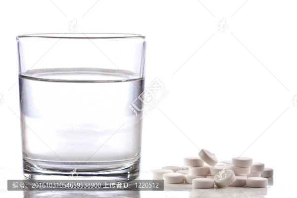 一杯水的白色藥丸