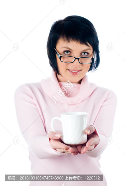 帶著杯子的年輕女人