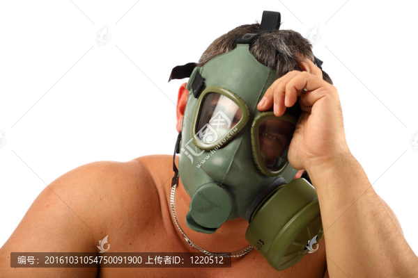 戴防毒面具的人