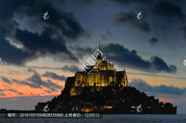 Mont,St,Michel在夜晚