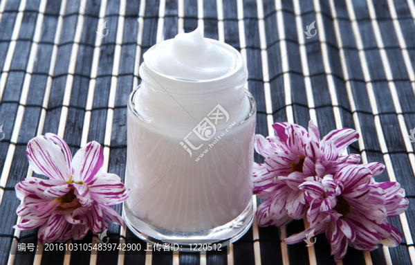 奶油和花在竹子上