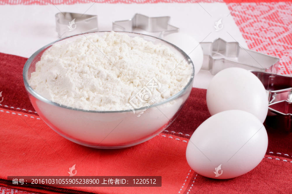 烘烤的形式；面粉和雞蛋。我們準(zhǔn)備餅干。
