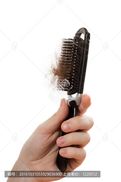 女性手上的脫發(fā)梳