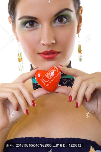 抱著一顆心的年輕女孩