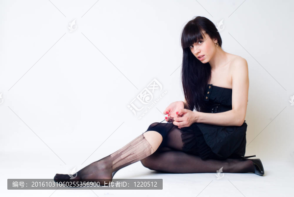 穿著破絲襪的年輕女人