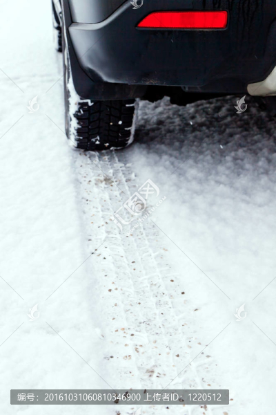 雪中的冬天輪胎的痕跡
