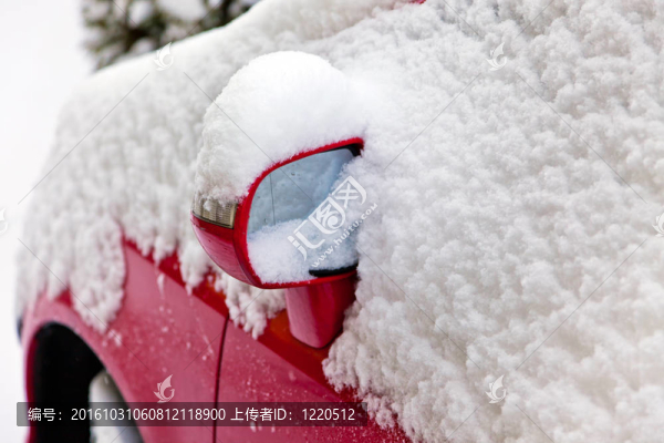 停在停著的車上的雪