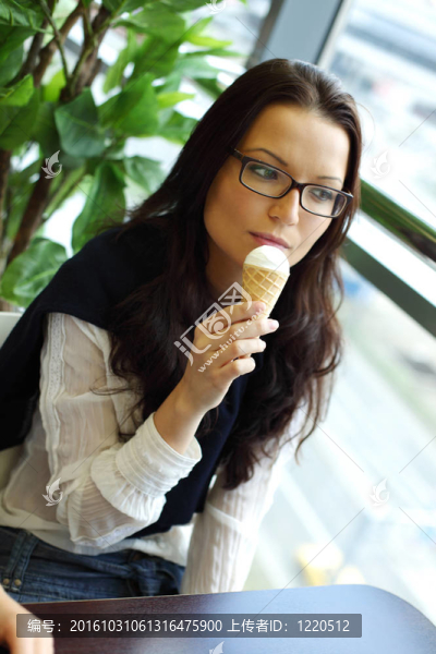 快樂(lè)的女人舔冰淇淋