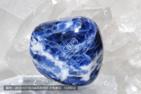 方鈉石放在德魯茲石英
