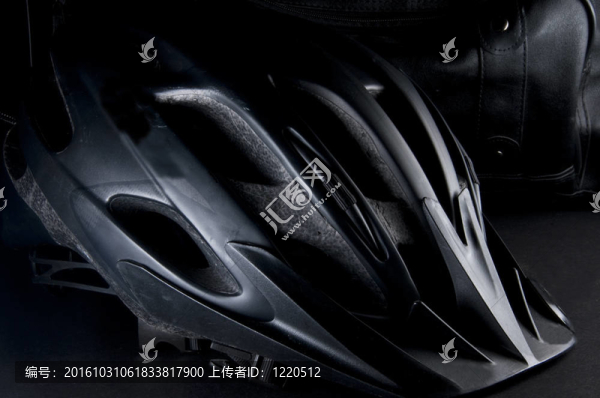 黑色的自行車頭盔