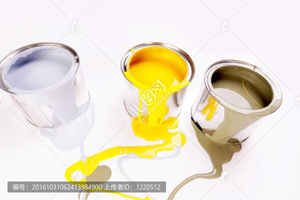 油漆刷子和油漆罐