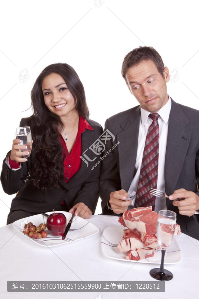 夫婦吃著他看著她的食物