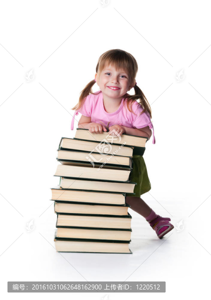 可愛的小女孩坐在一堆書旁