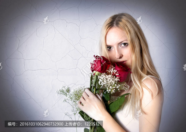 紅玫瑰的女人肖像