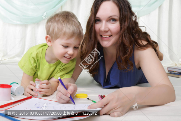 年幼的母親和她的兒子一起度過(guò)