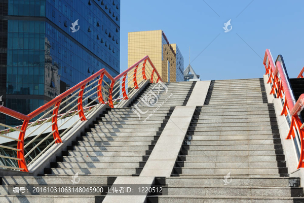 樓梯的行人天橋