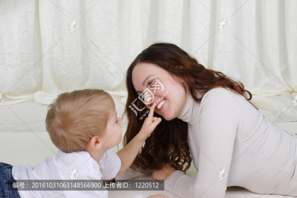 年幼的母親和她的兒子一起度過