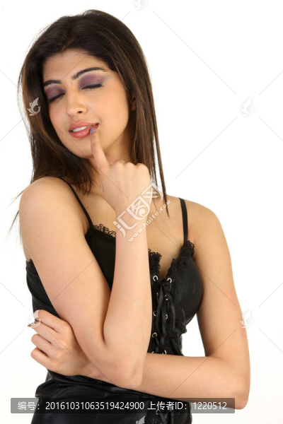 青少年在思考行動中的女孩