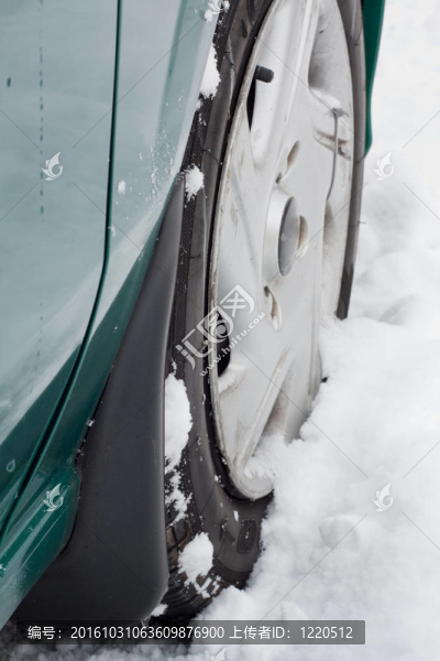 車輪在雪地上