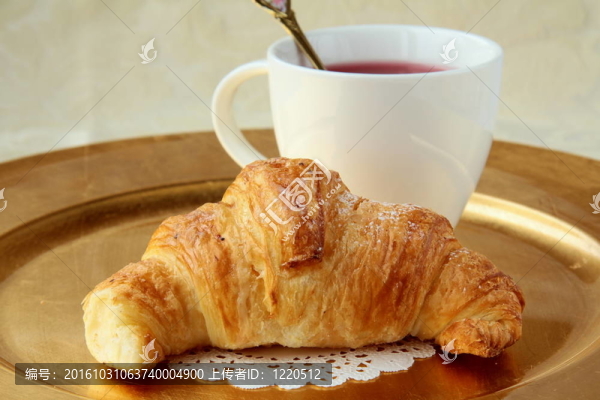 牛角包和一杯茶