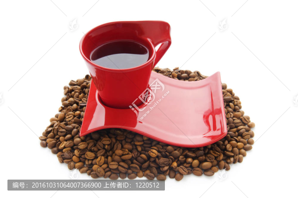 周圍有許多咖啡豆的咖啡杯