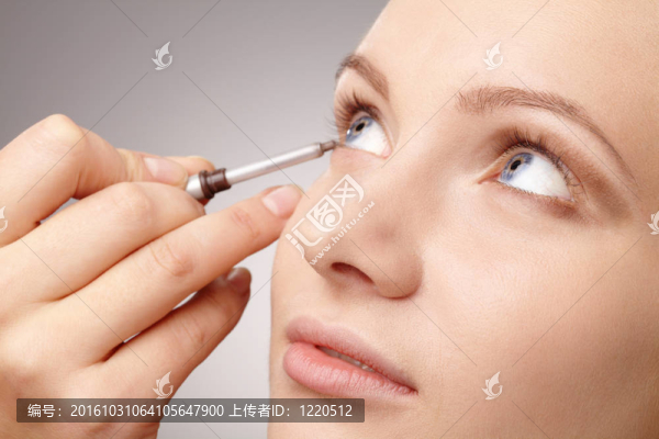 申請的年輕女孩的眼影