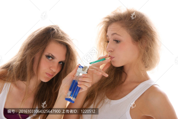 兩個年輕婦女帶香煙