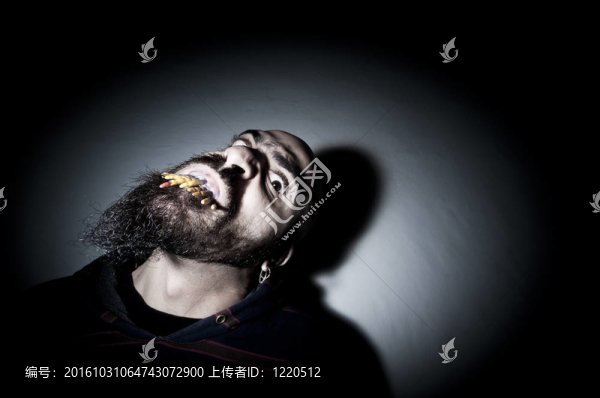 長牙的怪物