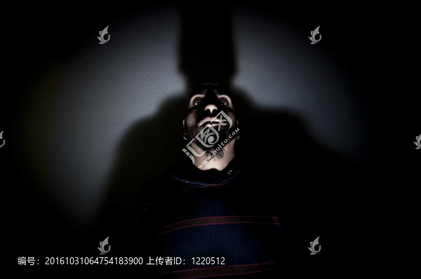 長(zhǎng)牙的怪物