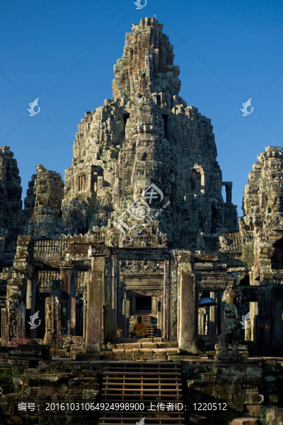 面對(duì)巴戎寺寺塔
