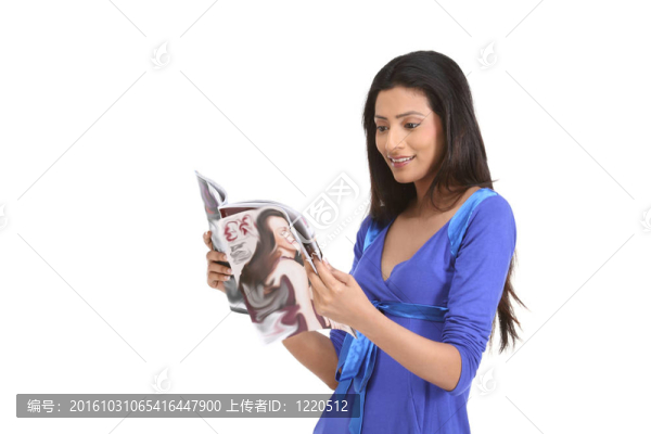 女孩閱讀雜志