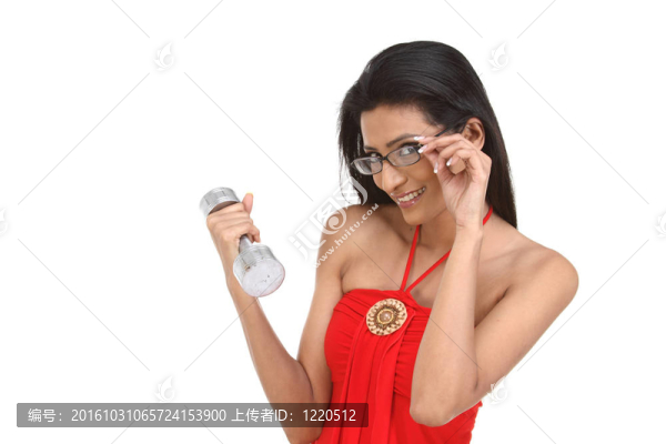 苗條的女孩用啞鈴鍛煉