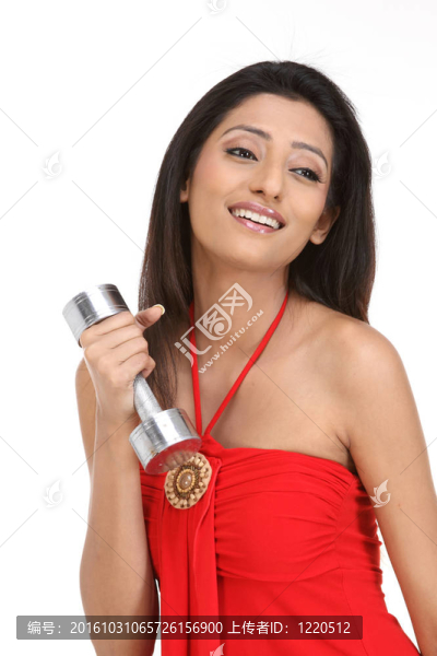 用啞鈴鍛煉的女孩