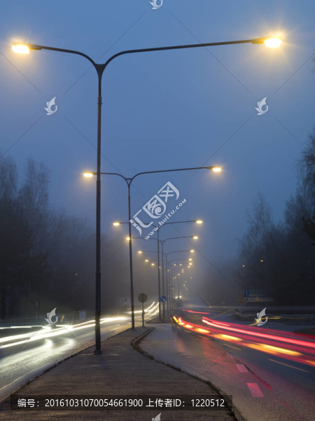 汽車(chē)在黃昏