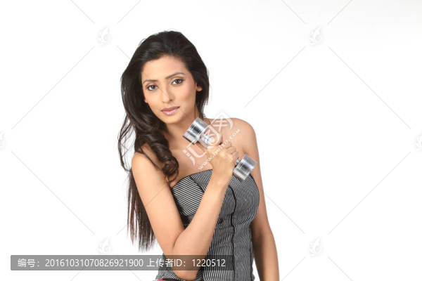 十幾歲的女孩抱著啞鈴