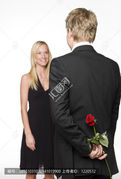 男人背后有一朵玫瑰和一個幸福的女人