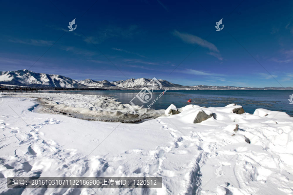 白色的雪和天空的藍色太浩湖