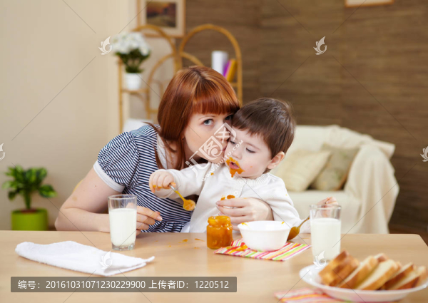 母親在家里喂嬰兒