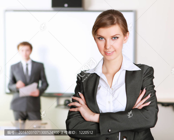 辦公室里的年輕女商人