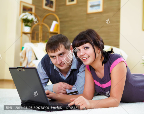 一對(duì)夫婦在家里的筆記本電腦