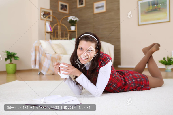 一個在家里頂著大頭的年輕女孩
